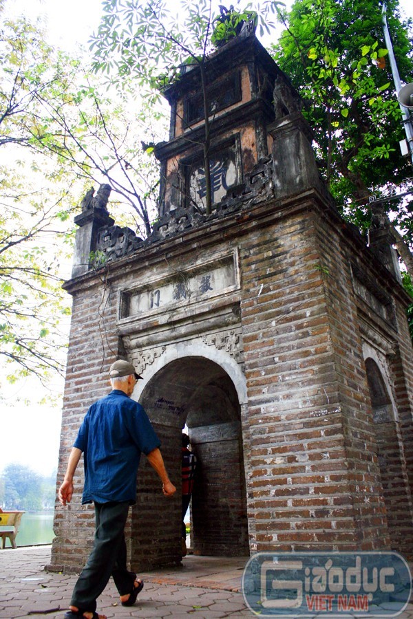 Tháp Hòa Phong, di tích duy nhất còn lại của ngôi chùa Báo Ân nổi tiếng, còn gọi là chùa Quan Thượng, được dựng từ đời Minh Mệnh (năm 1842) trên nền cũ của Lầu Ngũ Long trong phủ Chúa Trịnh là một di tích lịch sử nhưng hiện đang bị những dòng chữ nhem nhuốc bôi bẩn.